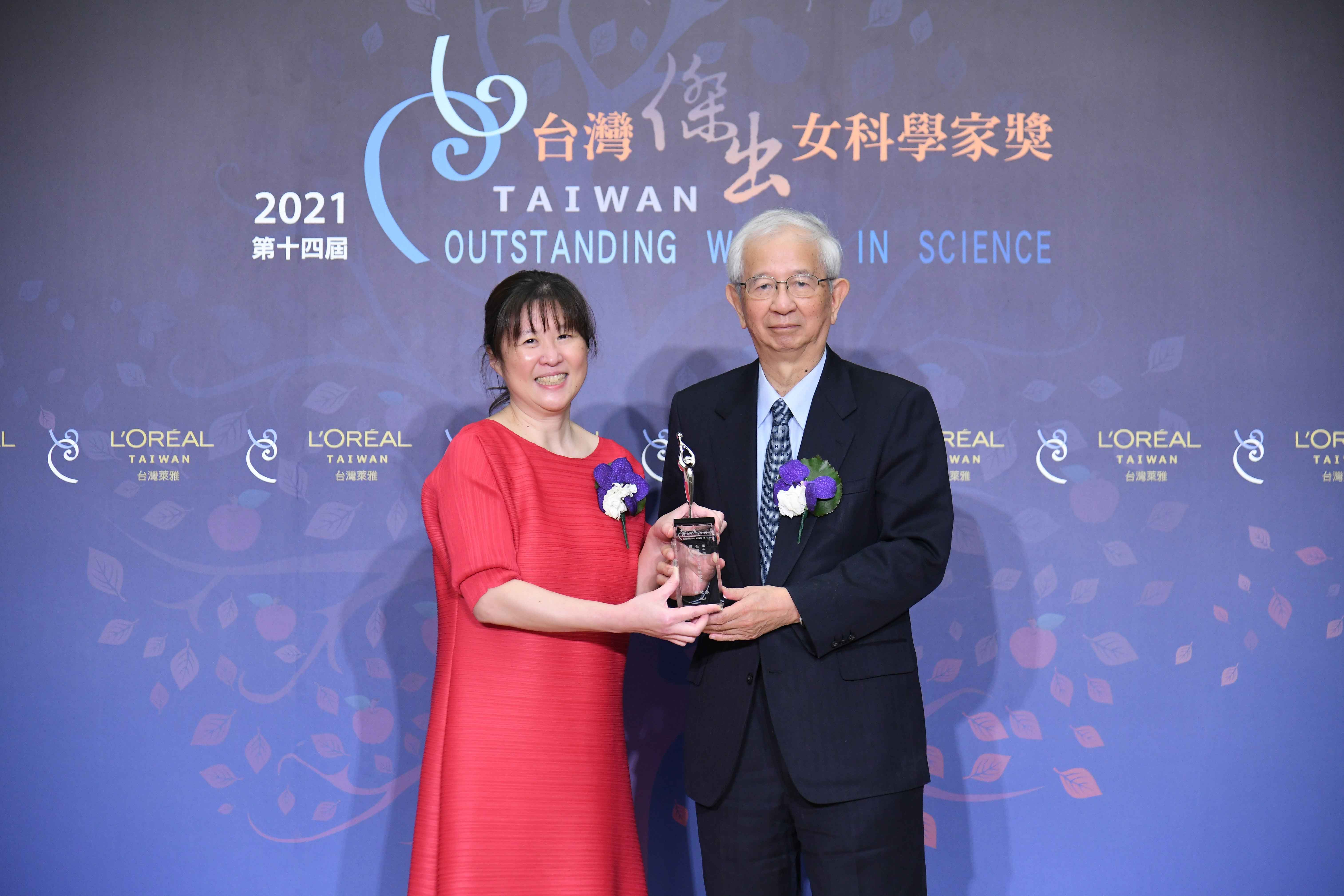 【榮譽】 賀 本系林依依老師榮獲第14屆(2021)台灣傑出女科學家獎